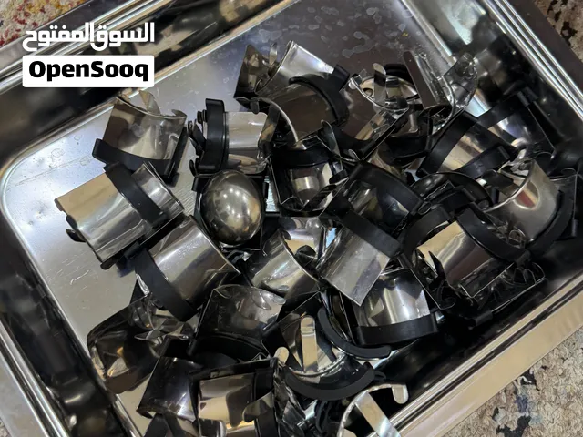 للبيع صحون تقديم  نظيفة وتم استعمالها مرة وحدة بس.  وعددها 12 حبة. مقاسها وسط،