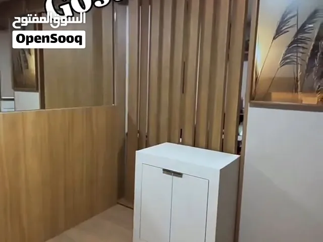 (أثناء فتح الميز وإظهار المساحة) شوف هذا الحل الذكي! بلمسة واحدة يتحول من كاونتر ديكور صغير إلى ميز