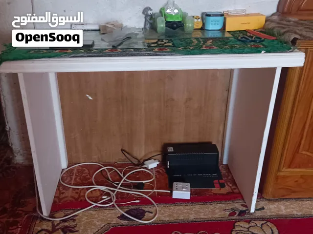ميز لون ابيض اقرى وصف