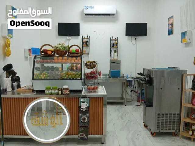 معدات محل عصير للبيع شبه جديد  بشكل عاجل