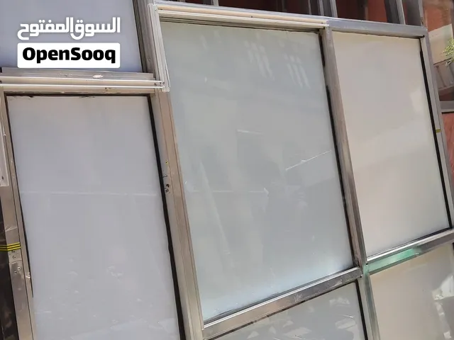 المنيوم مستخدم نظيف للبيع قواطع وابواب بسعر مخفض النصف