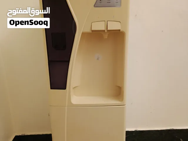 ثلاجة ماء مستعملة بحالة ممتازة وفيها ثلاجة من تحت