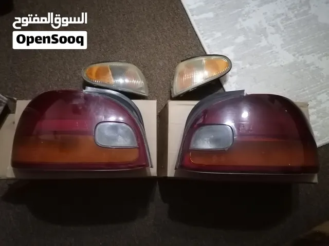 ضواو خلفية اكسنت بحالة جيدة جدا مع غمازات أمامية بحالة جيدة للبيع