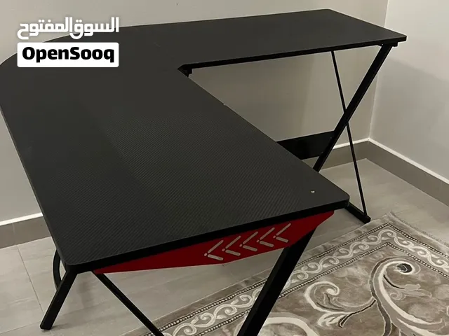 طاولة جيمينج نظيفة وبحال ممتازة السعر 300