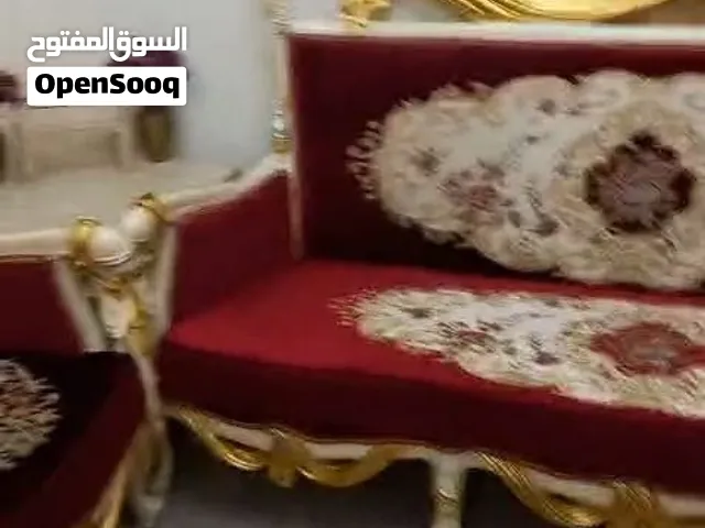 طقم كنب فخم أحمر وطاولتين رخام بحالة ممتازة