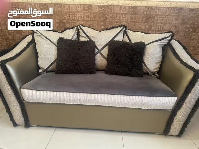 كنبات بحالة جيدة مع خزانة تلفزيون