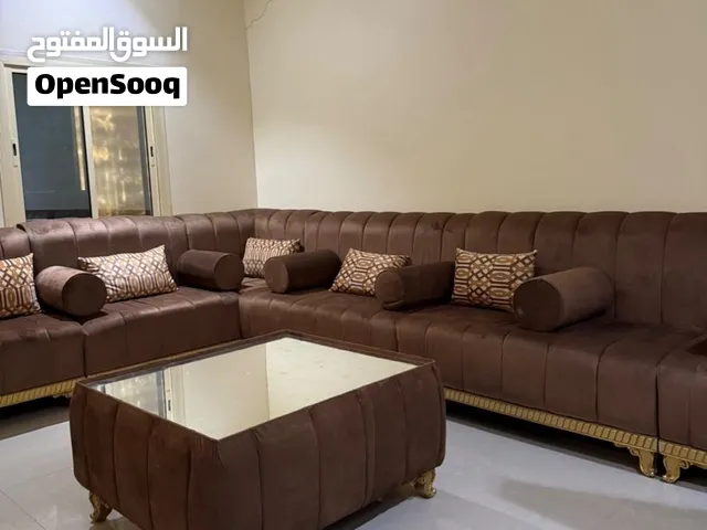 كنب وطاولة