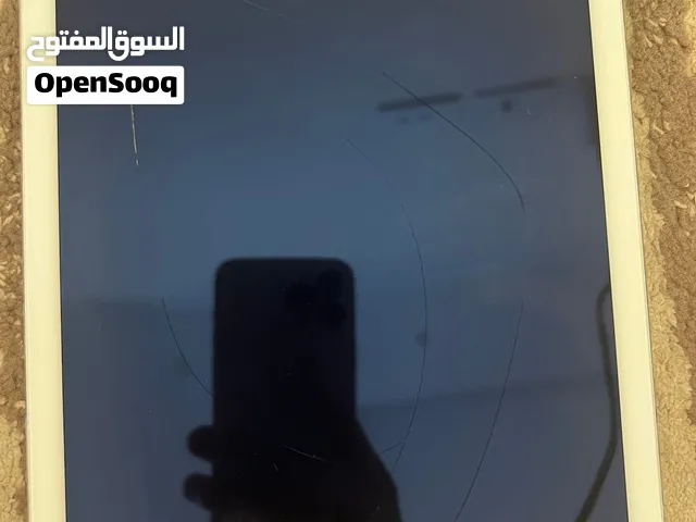 آيباد آير 2 مستعمل بحجم 9.7 إنش وذاكرة 16 جيجابايت مع شاحن وهناك كسر قوي في الشاشة لكن يعمل طبيعي