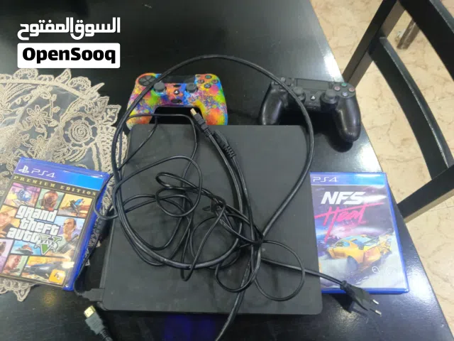 بلاستيشن فور للبيع مع ديسكين فقط ايد وحده ايد التانيه مبيوعه للاسف يعني ايد وحده بتيجي معها