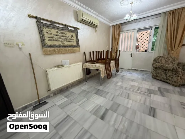 مطلوب شخص يسكن مع ثنين طلاب