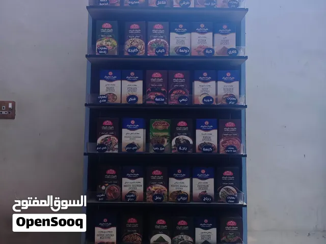 للبيع عارضة بهارات وياها البضاعة كاملة، بيها 561 قطعة من 54 نوع بهارات مختلف.