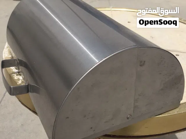 حافظة خبز   من الاستانلس نظيفة  Clean stainless steel bread container