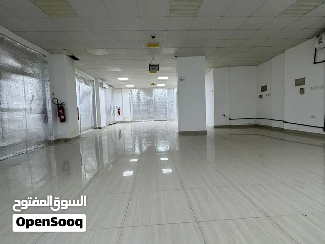 4 محلات في المعبيلة (جاهزة تكون مخازن ) بمساحات واسعة الموقع خلف اسواق بن راشد ونيستو القديم