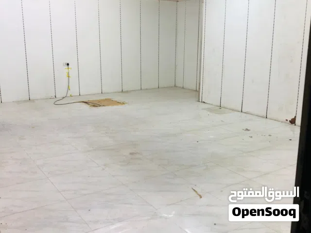 للإيجار مخزن في حولي 120 متر