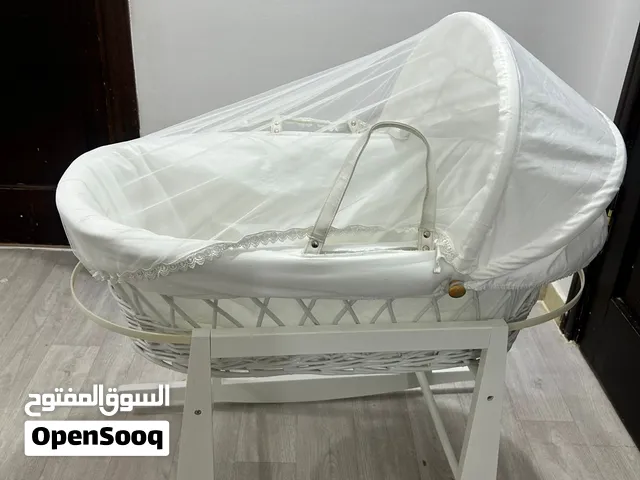 سرير مواليد مع حامل هزاز