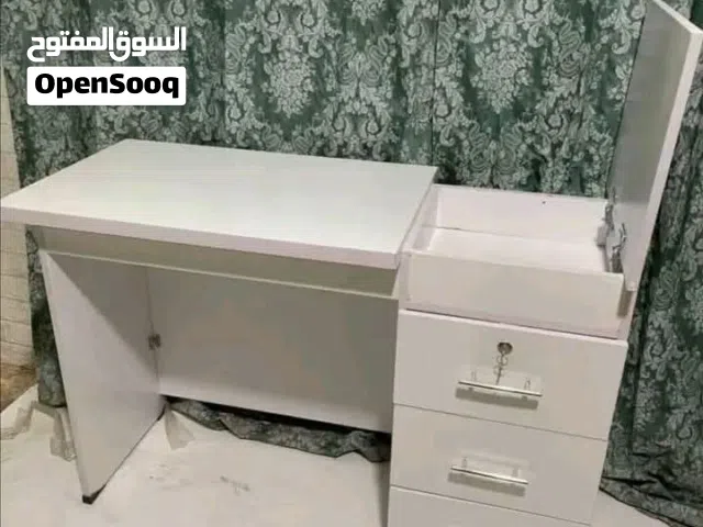 مكتب بوحدة أدراج وضلفه قلاب