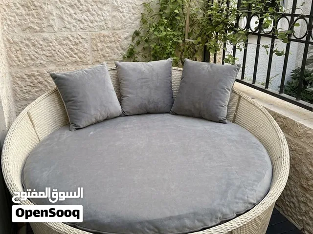 سرير حديقة خيزران (راتان) دائري راقي مع وسائد – حالة ممتازة للبيع!