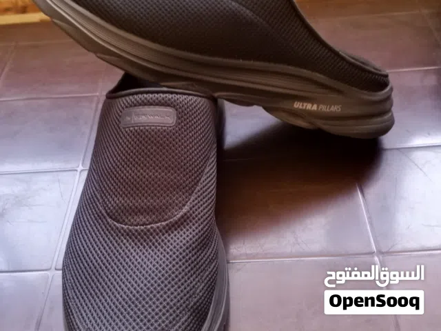 شكيتشرز سليبرز لون اسود مقاس 45 فيتنامي أصلي