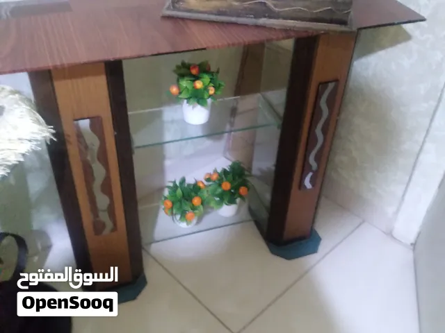 طاولتين شاشة وحوض سمك بحالة جيدة