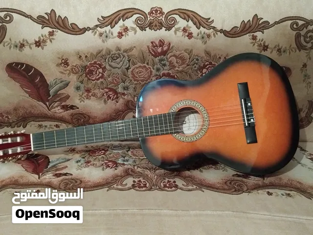 جيتار كلاسيكي جديد السعر 700د.ل مع حقيبة و 3 ريشات