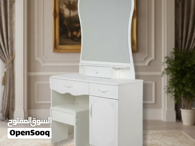 طاولة تسريحة بيضاء أنيقة مع مرآة ومقعد