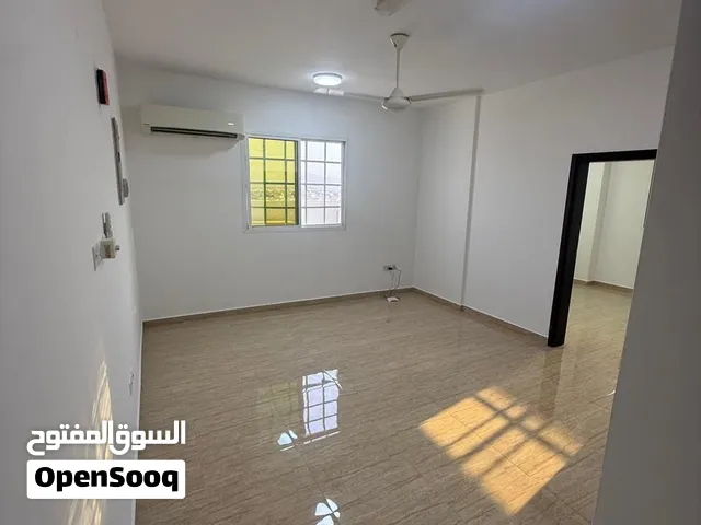 شقة غرفة واحدة للإيجار في الخوض (خط أول شارع مزون)