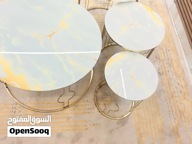 طاولة ذهبية وثلاثة جانبيات