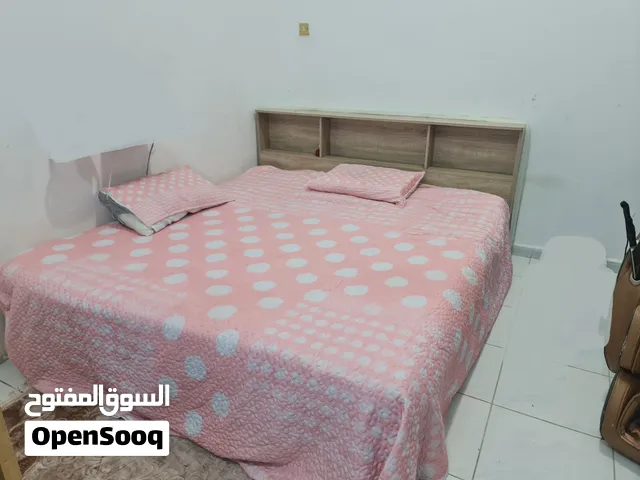 سرير شبه جديد مقاس 2 متر في 1.8 متر بحالة ممتازة مع فرشة جديدة طبية  ..بسعر ممتاز خلال مدة شهر