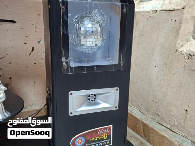 سلام عليكم كاين طابل تيفي مستعملة ايامات فيها زوج للباف يديرو ضوء امبيونصو صوت تاعهم قوة