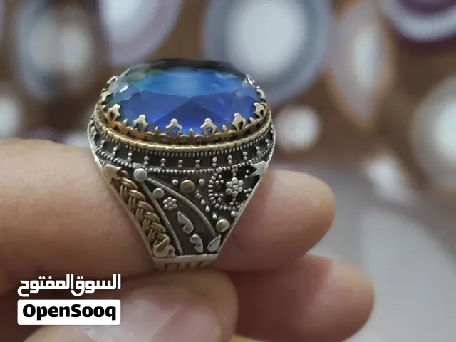 خاتم فضه فاخر مع فص الكسندرايت صناعي يتلون مع الحراره والبروده بصنعاء