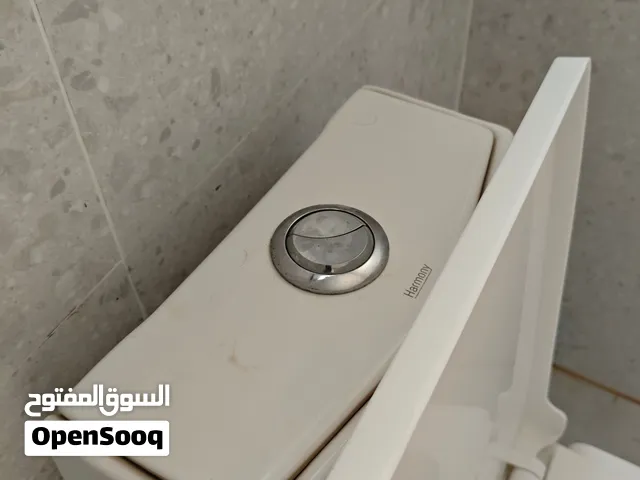حوض غسيل ومرحاض شبه جديد للبيع صناعة هندية وحجم كبير