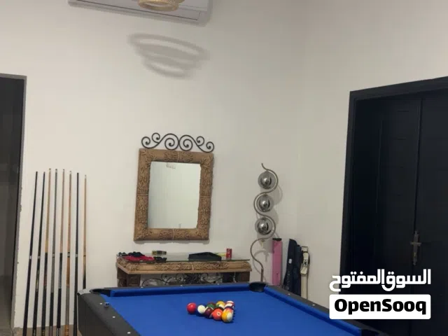 طاوله للبيع مع الكور ب 1400 قابل