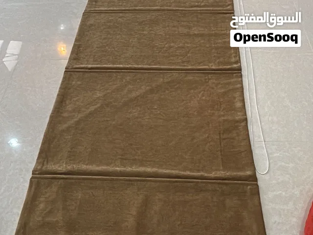 اربع ستائر للبيع و ثلاث ستائر بنيين للبيع