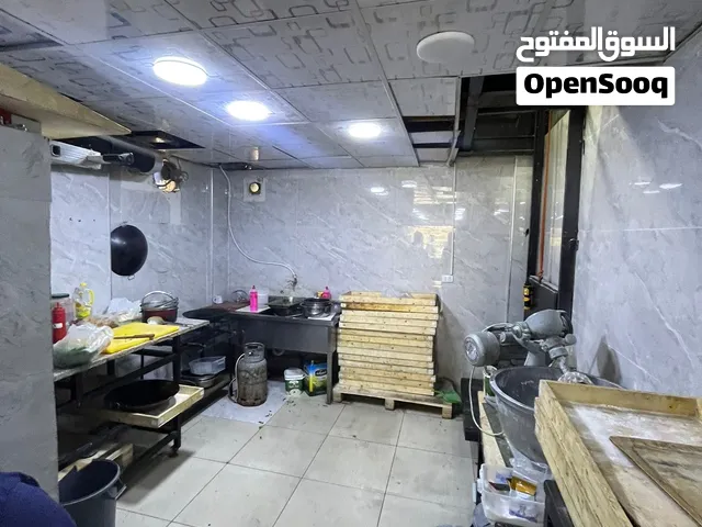 مطعم مجهز يوجد فيه فرن حجري طابقين
