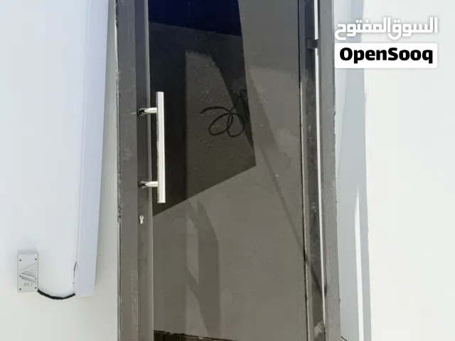 باب ألمنيوم مع الإطار شبه جديد بزجاج عازل للبيع بسعر مغري