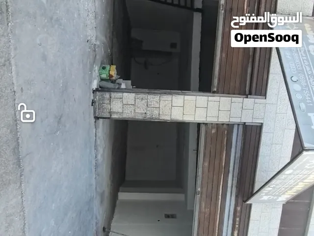 مخزنين اثنين للايجار سنوي في شارع عمان