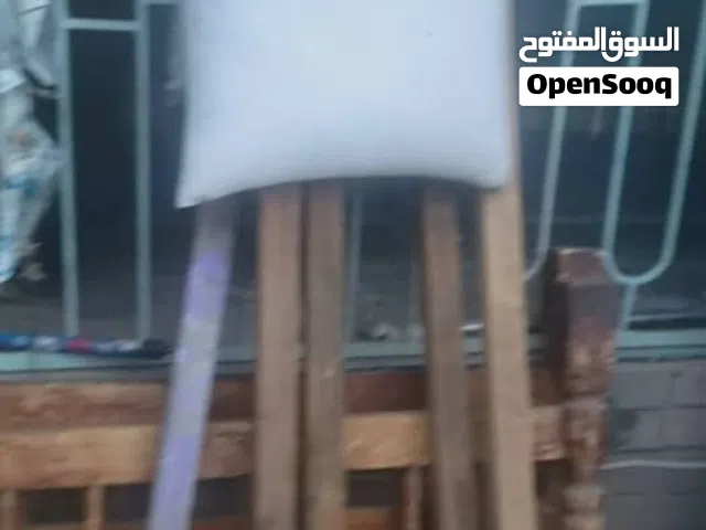 سرير سويدي نفر واحد و كراسي انتظار أو جلسه حديد مبطن منجد قوي  للبيع  من التنوع القديم و الأصلي سويد