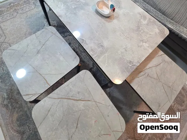 ميز وسطي وطبلات