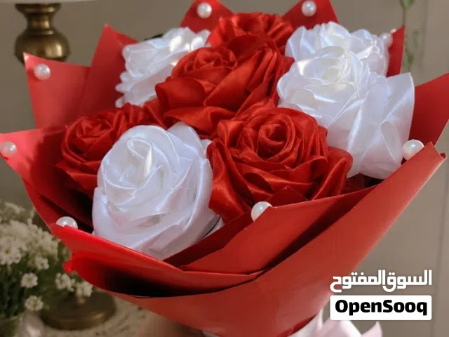 تنفيذ باقات ورد بتنسيق أنيق ومميز لجميع المناسبات.
