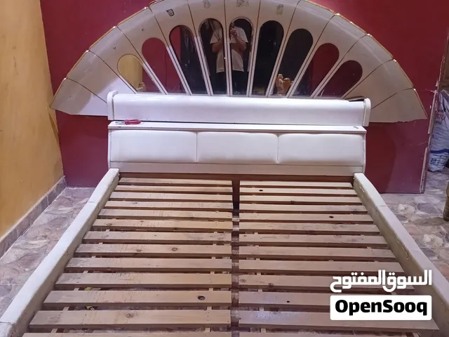 سرير غرفة نوم مع تسريحه