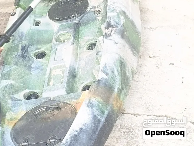 قارب التجديف مع الكرسي والمجداف