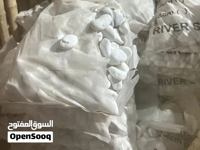 سلام عليكم حجر طبيعي مستخرج من قاع البحر ومرتب لزينه يوجد نوعين من الحجر