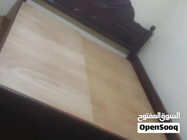 سرير نفرين وتسريحه خشب  الطول متر و90 العرض متر و60 نظيف