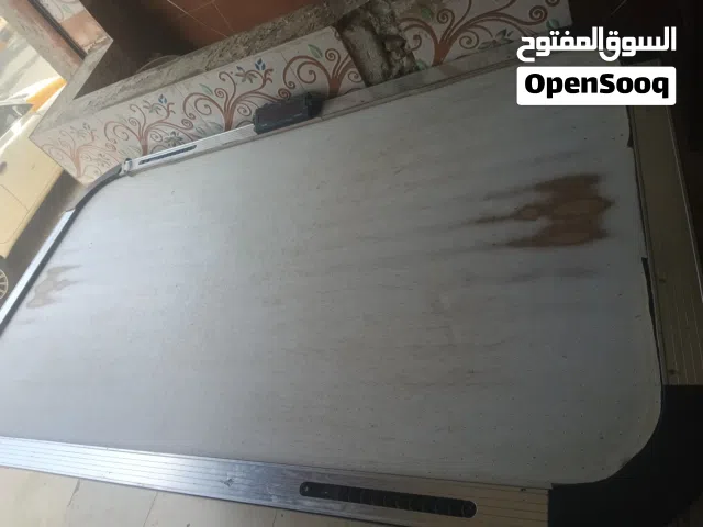 طاوله هوكي مع مقبضين وثلاث كور باحجام مستعمل