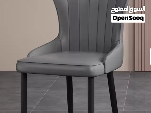 كرسي طعام فخم مصنوع من الجلد،عملي وسهل التنظيف مريح للغاية مناسب لغرف السفرة،خدمة التوصيل متوفرة