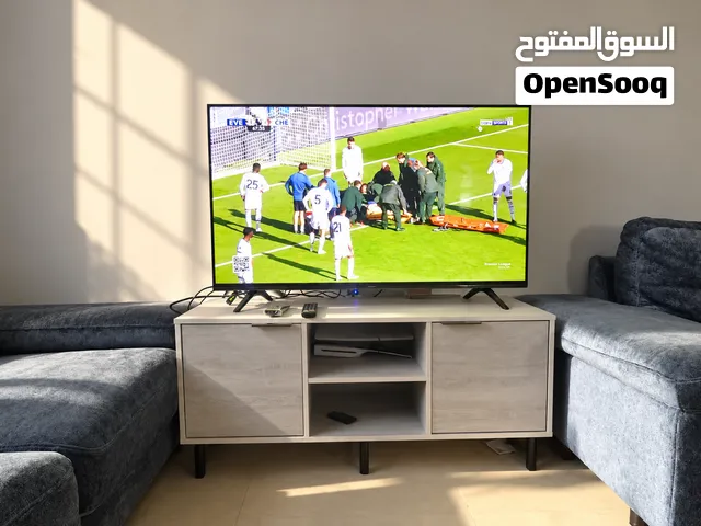 شاشة Hisense سمارت 50 بوصة + طاولة تلفزيون مودرن بحالة ممتازة