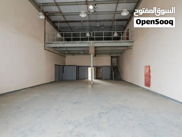 مستودع للإيجار في الصناعية 5 3500 قدم مربع ميزانين كهرباء 25 كيلو وات شهر مجاني