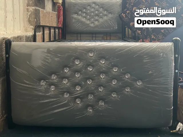 سرير نوم حديد نفر ونص وتنجيد جلد رمادي عرطه ب50 الف ريال يمني