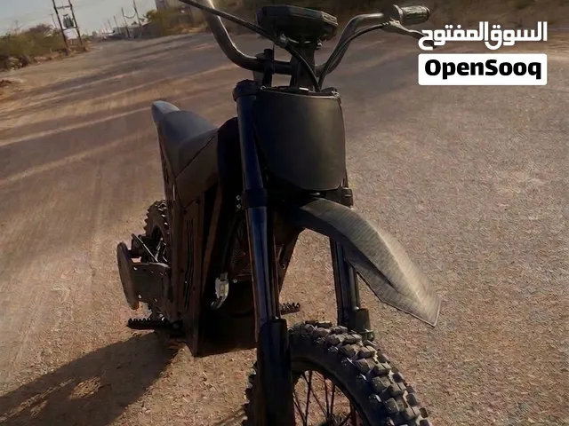 ديرت بايك مع خوذة وعدة مستعمل دراج شهرين