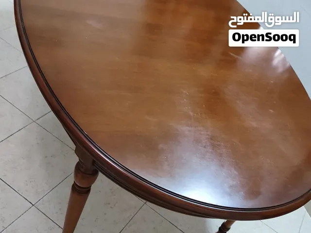 طاولة خشب بنية بحالة جيدة للبيع